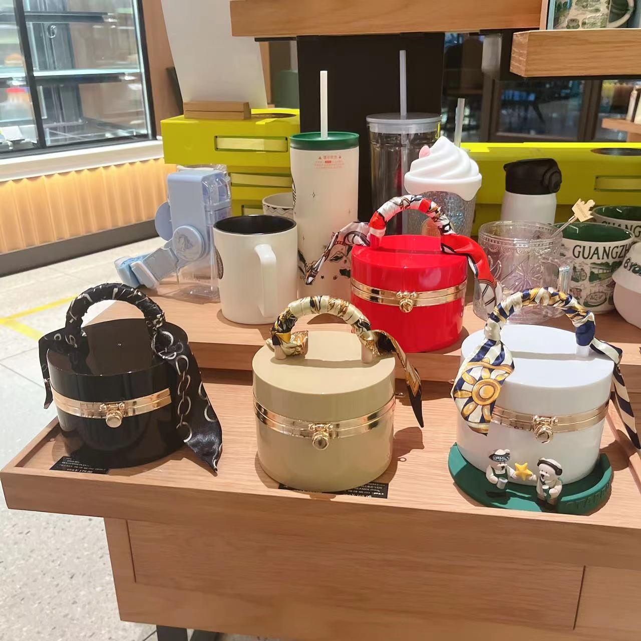 The 2025 new style women's bag is a trendy and fashionable candy-colored acrylic bag, a hand-held silk scarf, a lockable dinner bag, and a box bag undefined