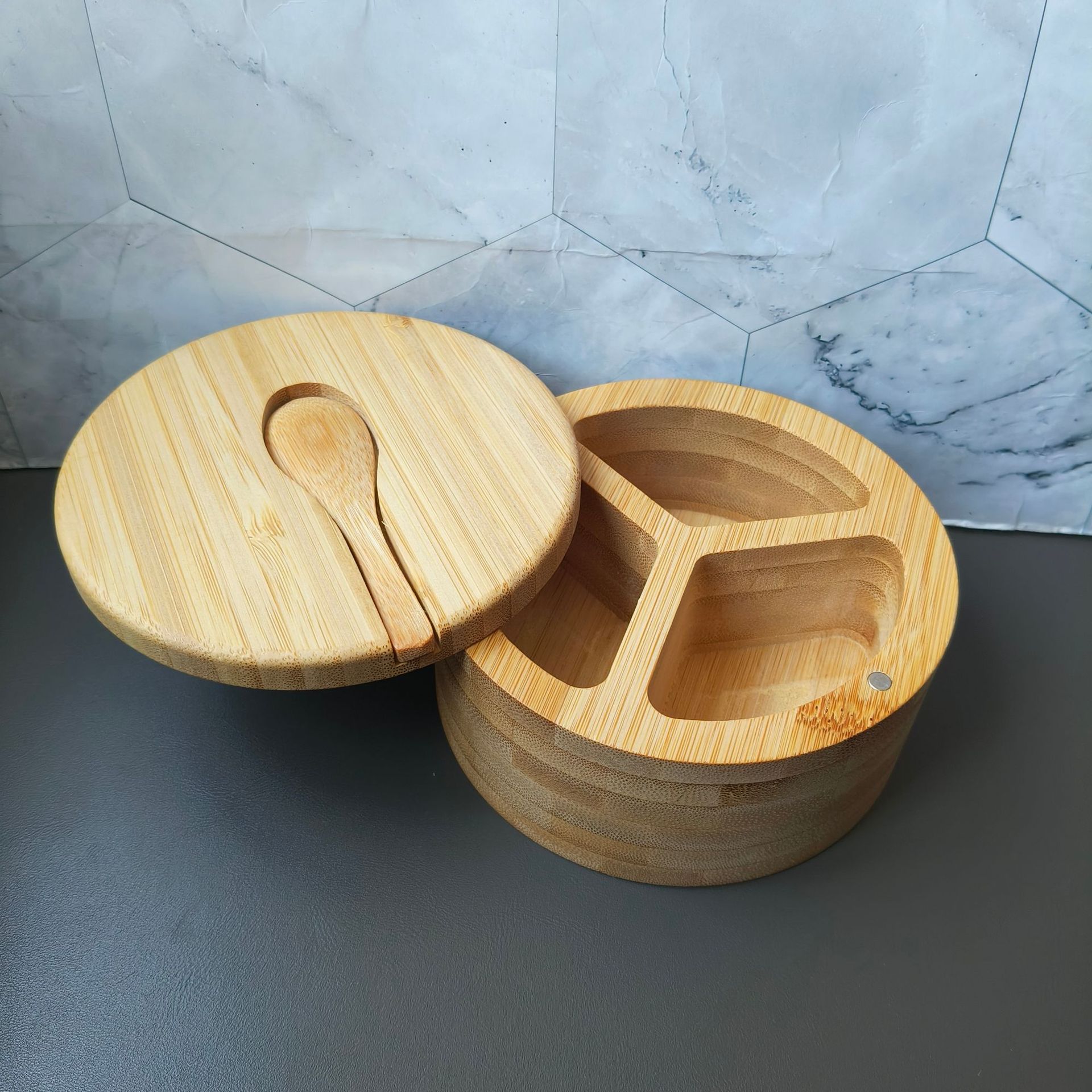 숟가락이 있는 수납칸 3개: 12*6cm, 무게 300g