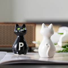 北欧のかわいい子猫の陶磁器の置物の家の装飾の工芸品ins風の客間の本棚のアイデアの置物
