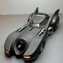 奇艺合金车模1:24蝙蝠战车带喷雾回力声光玩具车音乐模型摆件收藏