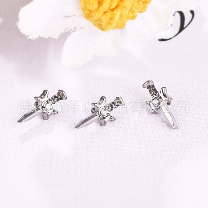 Silver pointed spike labret stud material detail