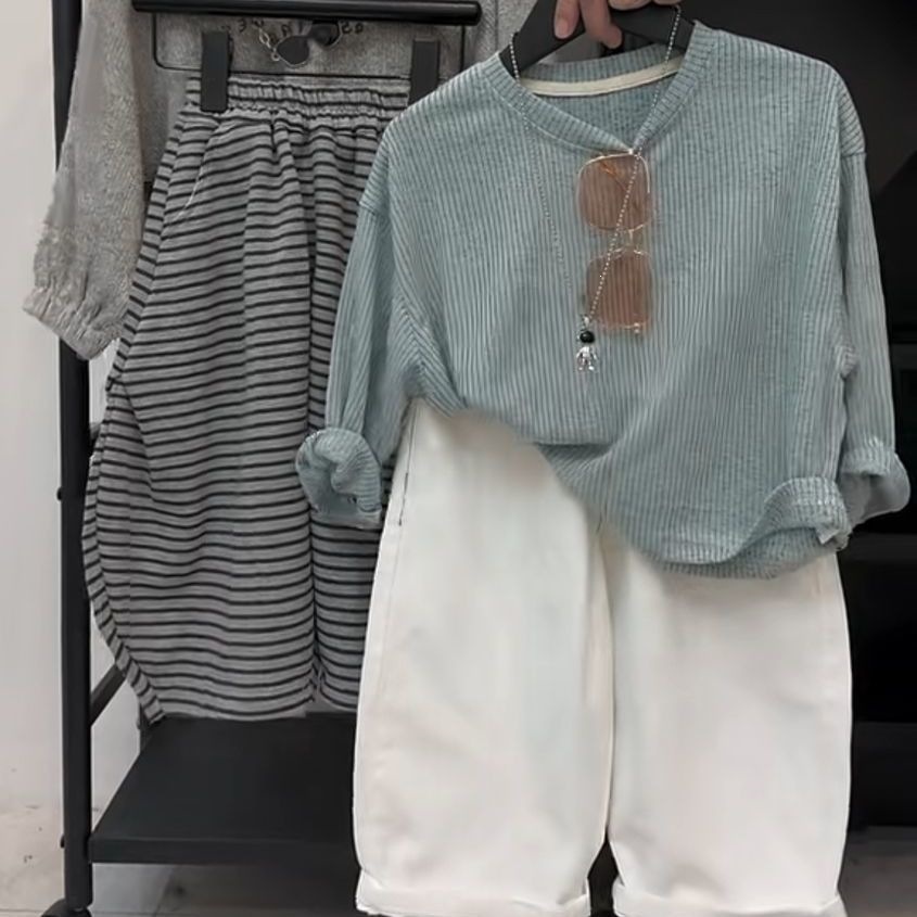 High-end feel~ Simple vertical striped long-sleeved t-shirt for boys, suitable for spring and autumn, loose fit, versatile top for babies.