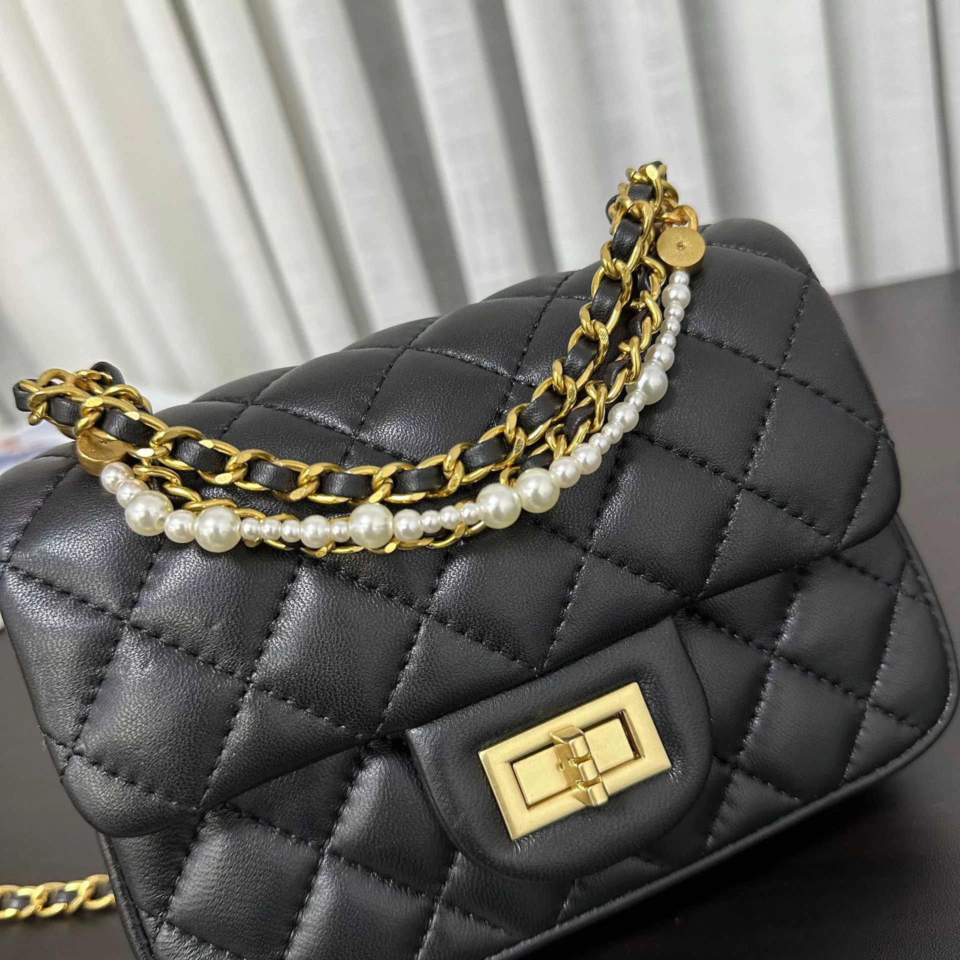Сумка-перо из жемчуга с цепочкой, сумка на плечо, в стиле Chanel, сумка с цепочкой