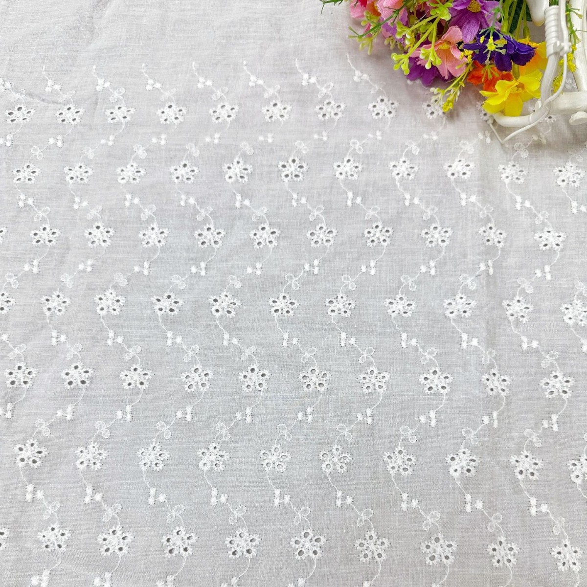 爆款打孔纯棉棉布绣花面料小花棉线绣花布刺绣童装鞋帽镂空布料