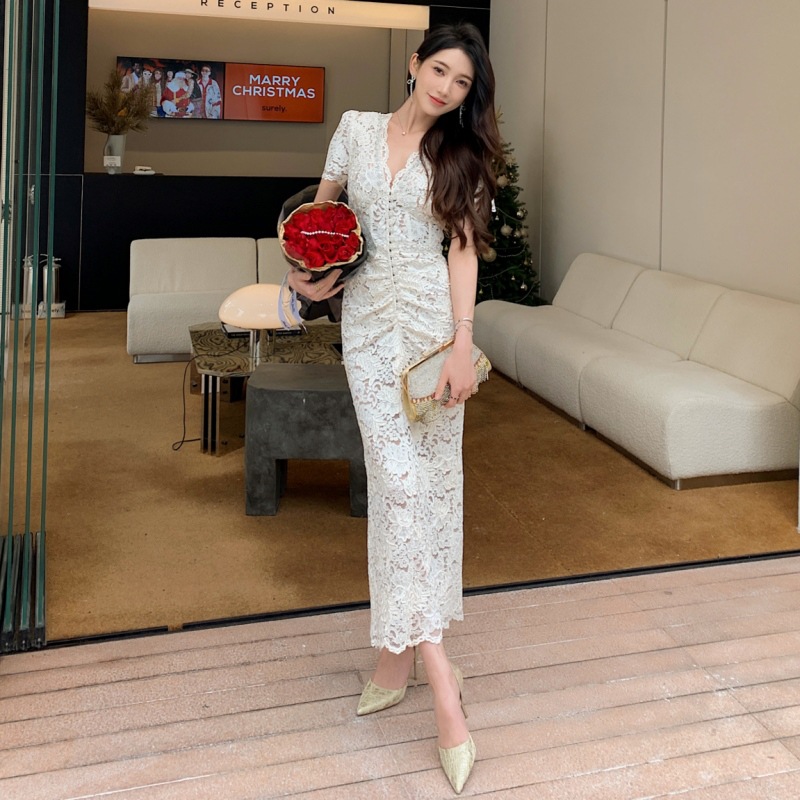 Verão 2026 - Novidades da Moda Feminina Francesa: Vestido curto sexy com decote em V e mangas curtas, confeccionado em renda de alta qualidade._voghion.com