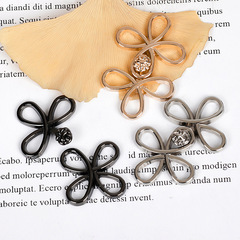 Metal Three-Leaf Disc Buckle for Qipao, Hanfu, and Ming-Style Clothing—Alloy Cloud Shoulder & Mother-and-Child Clasps, Modernized Design with a Touch of Chinese Charm