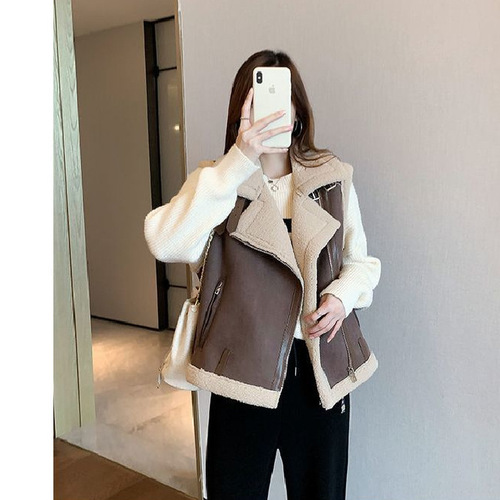 Fur-in-one lamb hair vest for women to wear as outerwear, stylish winter thickened vest, motorcycle vest and lamb velvet jacket