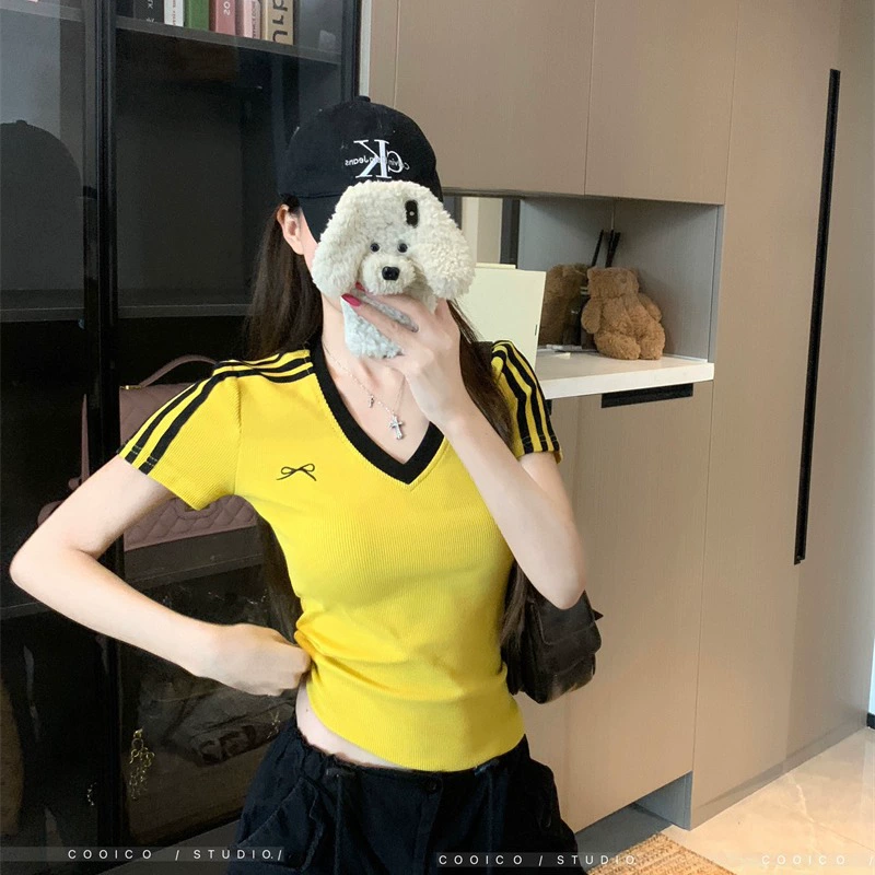 Желтая футболка с v-образным вырезом и короткими рукавами в полоску с вышивкой для женщин, летняя женская футболка в американском сексуальном стиле, тонкий короткий топ на правое плечо