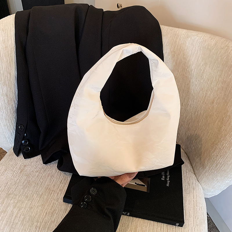 Bolso de mano plegado para mujeres 2025 primavera y verano nuevo nicho de moda bolso de hombro pequeño bolso de media luna fresco