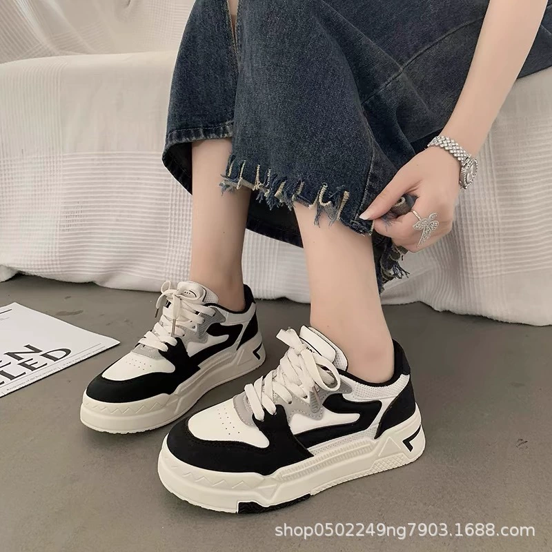 Черные модные белые туфли для женщин с юбками 2025 новые летние толстоподошвенные повседневные туфли универсальные спортивные кроссовки из холста