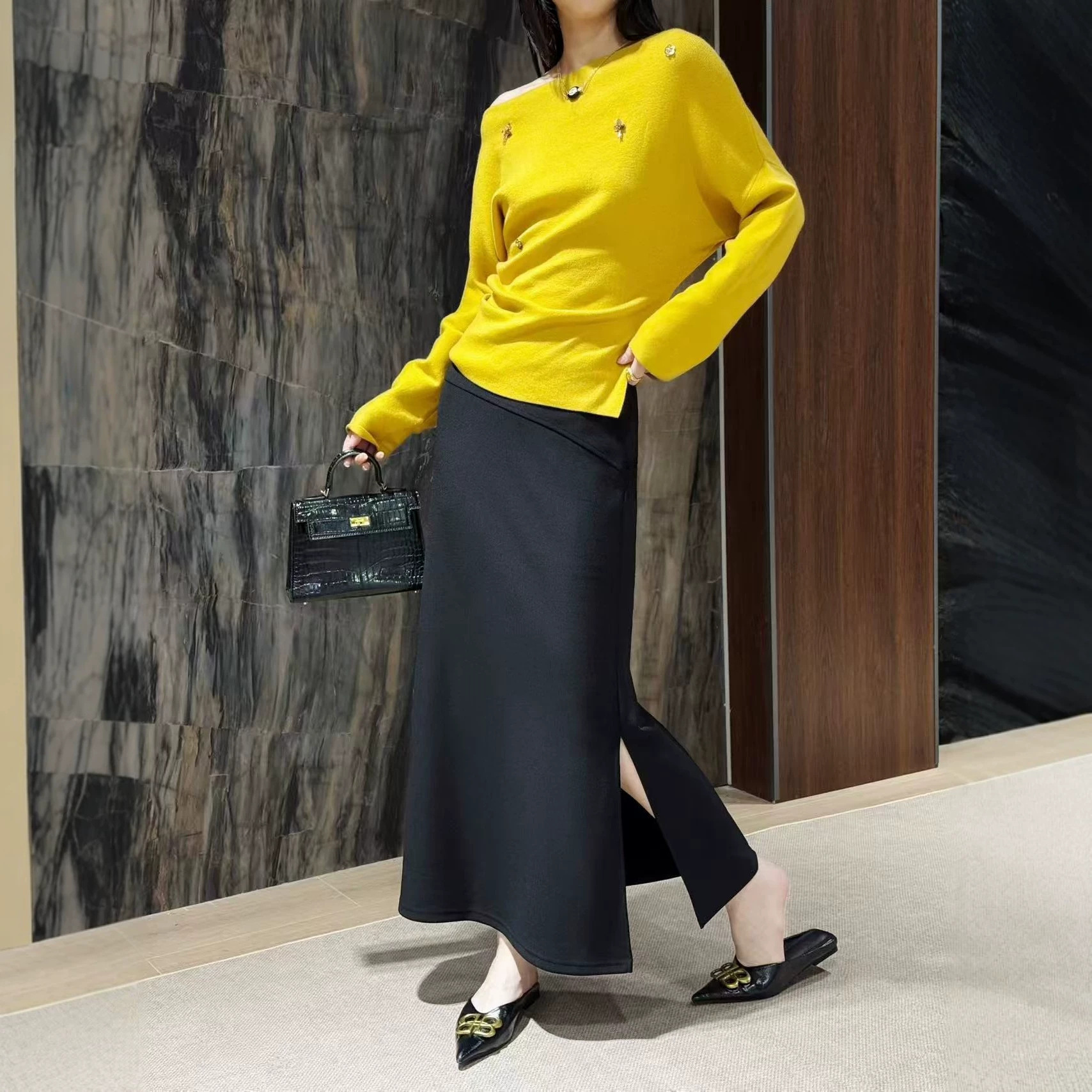 High-waisted side-slit fishtail skirt, high-density elastic fabric, slimming and versatile, mid-length, elegant skirt