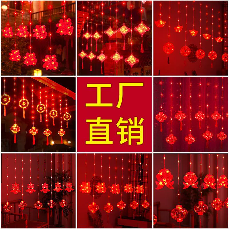 Новогодние украшения. Светодиодные гирлянды с кисточками в виде персонажа «Фу» и красными фонарями для украшения внутреннего двора дома во время весеннего фестиваля.