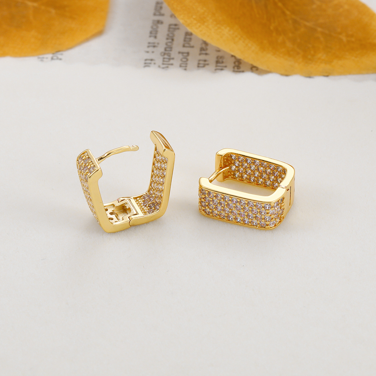 Pendientes cuadrados de moda de moda transfronteriza con incrustaciones de circón de cobre chapado en oro de 18k, pendientes de diamantes completos en forma de U de lujo ligero