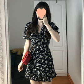小个子v领碎花连衣裙女夏季新款气质收腰显瘦法式茶歇小黑裙短裙