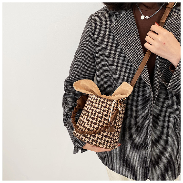 Woolen Retro Lattice Bucket Bag display picture 1