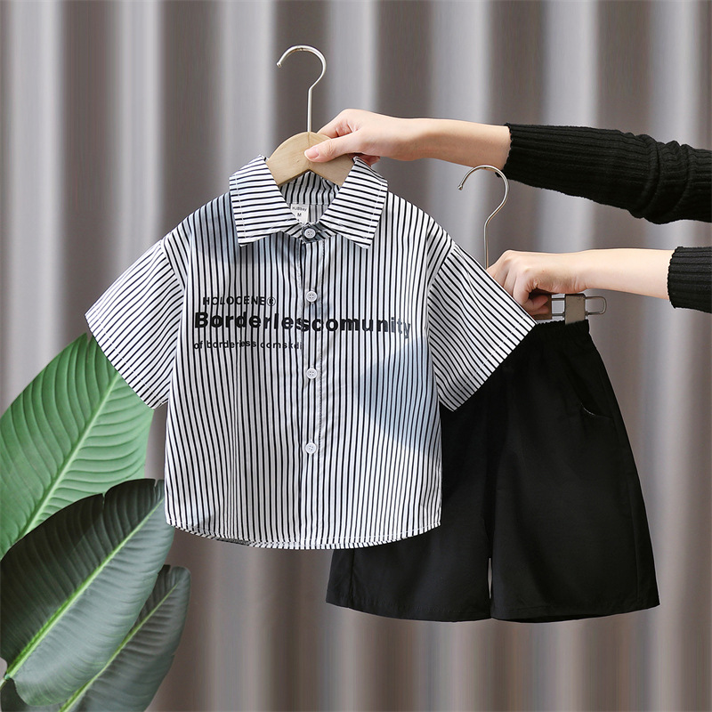 7142 Traje de camisa para niños Verano delgado 2025 Nuevo estilo Camisa de manga corta para niños Traje de dos piezas de verano para niños guapos