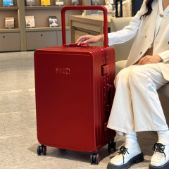美凱奇は結婚祝いの箱と結婚します。赤いスーツケースの新婦は結婚旅行の暗証番号の箱を用意します。