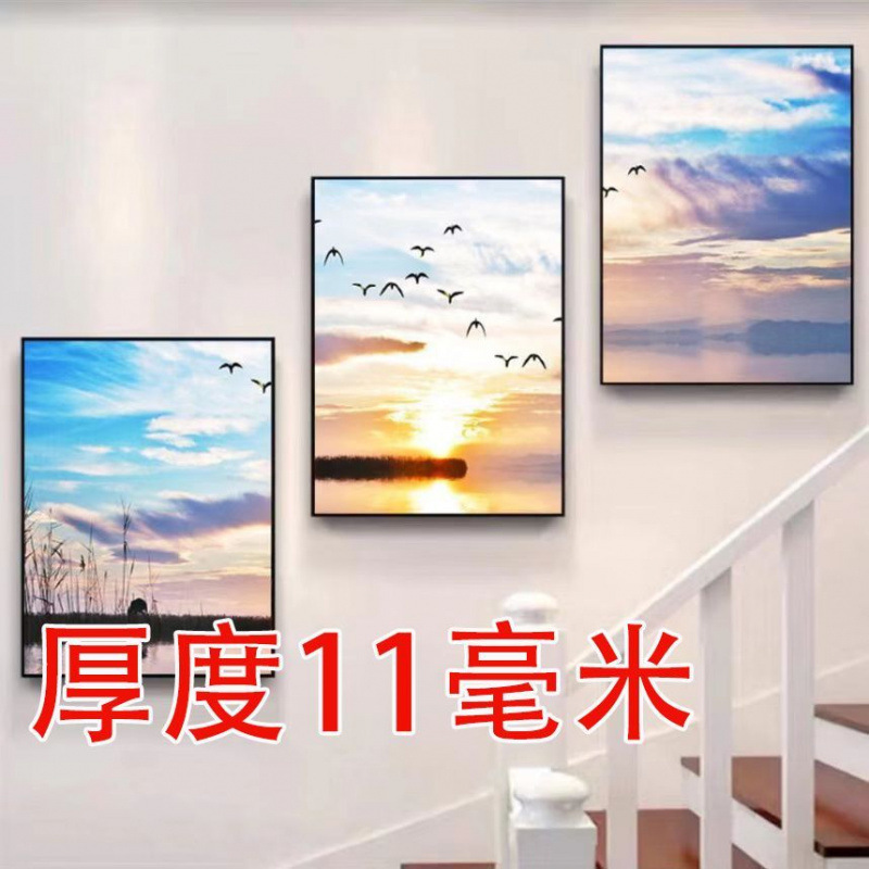 複式階段の入り口の間に装飾画があります。|undefined
