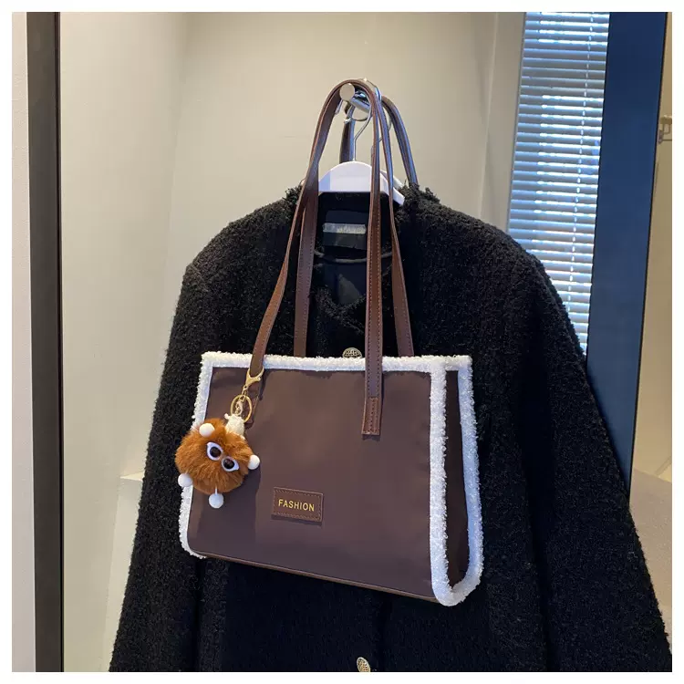 女包丝绒可爱挂坠单肩包2024新款时尚潮流小方包洋气百搭托特包