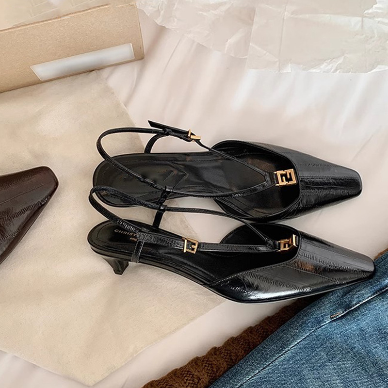 El mismo estilo de Su Yinyin, el círculo de Beijing es rico y hermoso ~ Cabeza cuadrada pequeña hebilla dorada patrón de anguila gatito tacón trasero sandalias vacías mujeres verano