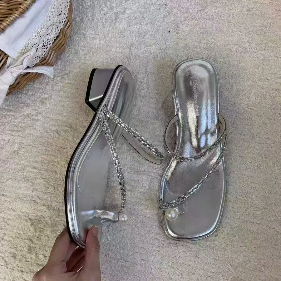 Корейские миниатюрные босоножки с жемчужными ремешками, летняя нишевая пляжная обувь 2024 года, модная одежда для влиятельных лиц