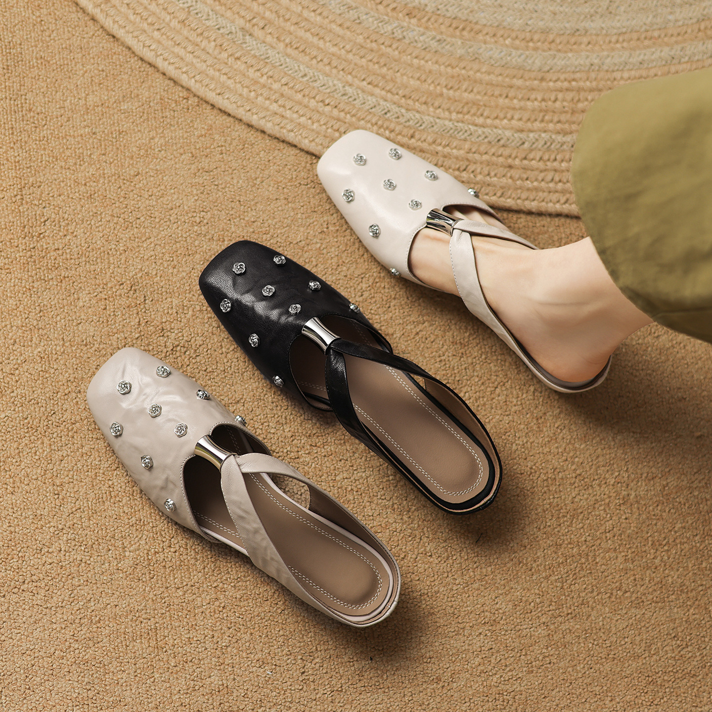 Dép sandal nữ quai chữ V đế bệt da cừu hoa nổi — đen