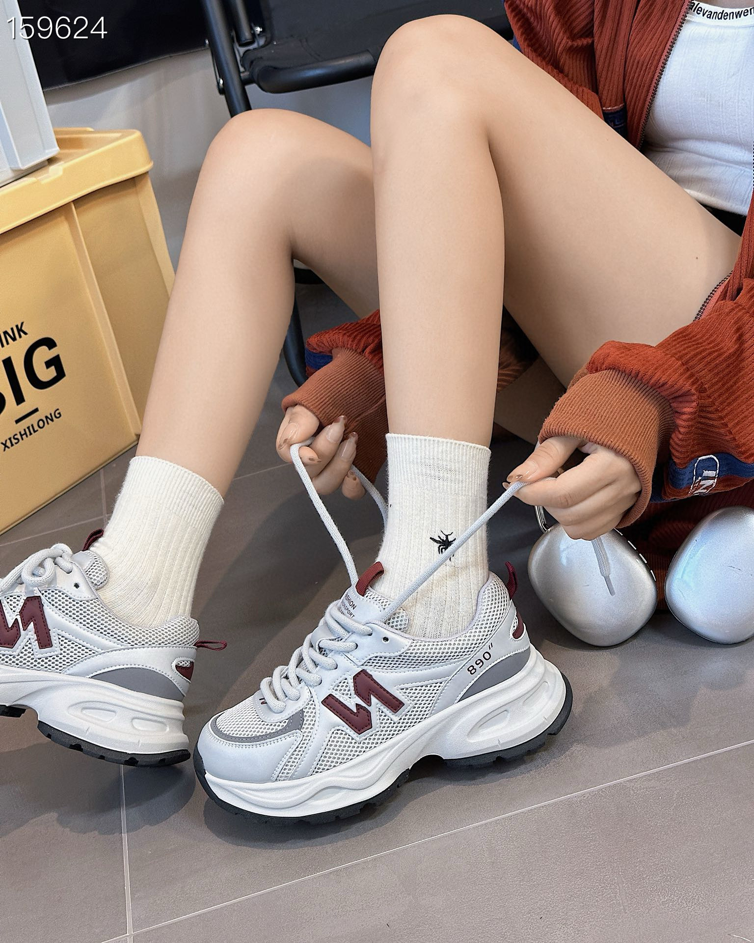 Giày sneaker chunky đế dày nữ lưới phối màu chữ N mùa xuân 2025 — Xám/màu đỏ, Màu be/nâu chi tiết 2
