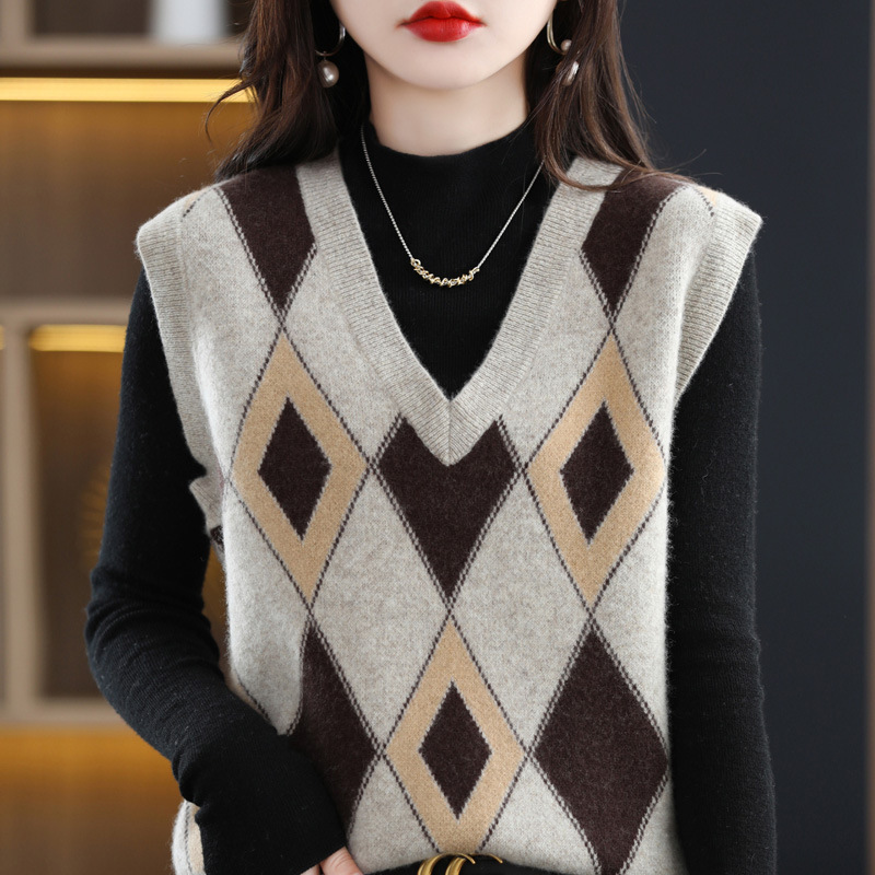 Knitted demi-season design vest with diamond pattern