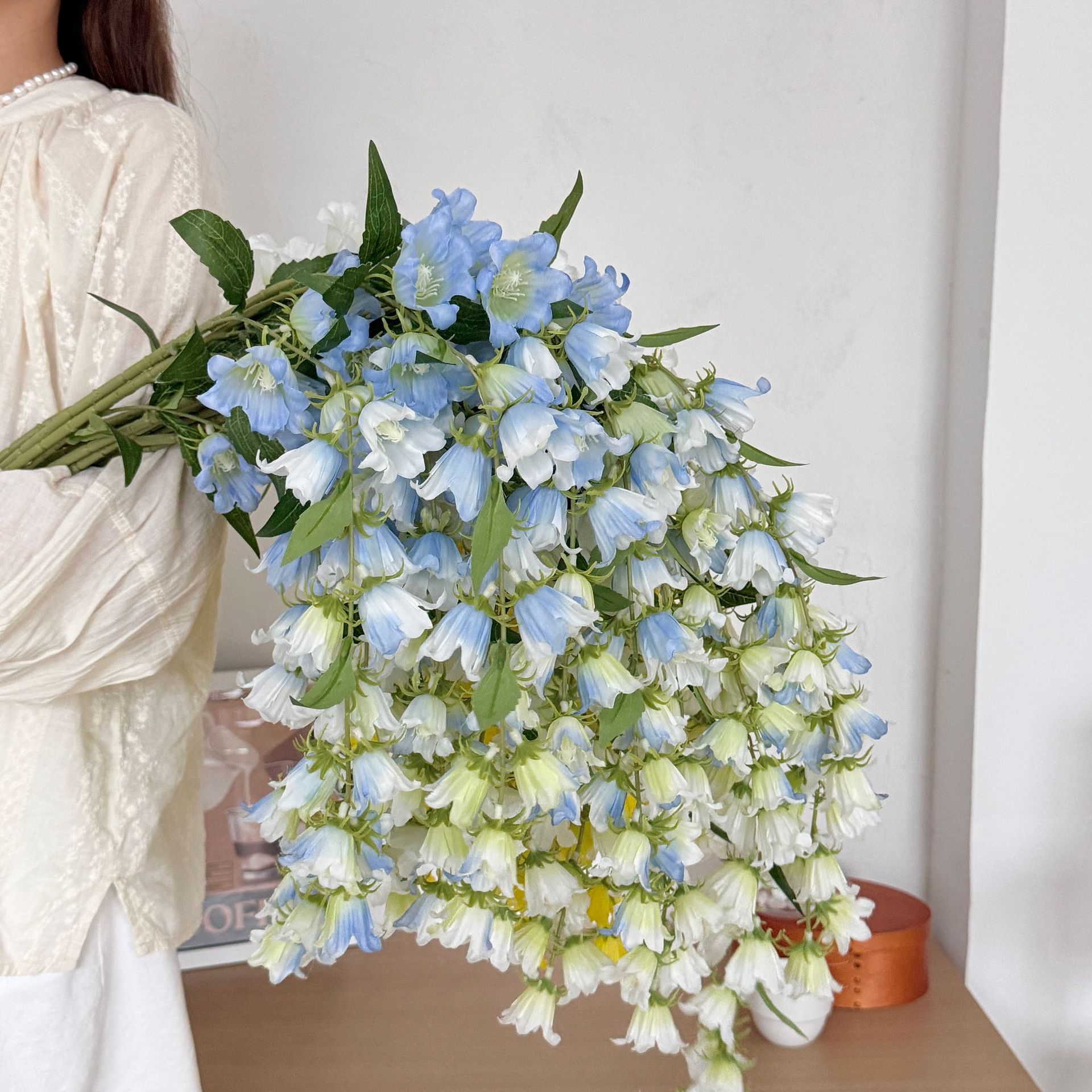 Campanas de viento colgantes, flores artificiales, lirios de los valles, paredes colgantes, plantas verdes, decoración de paisajismo, casas de familia, casas modelo, decoración de flores falsas