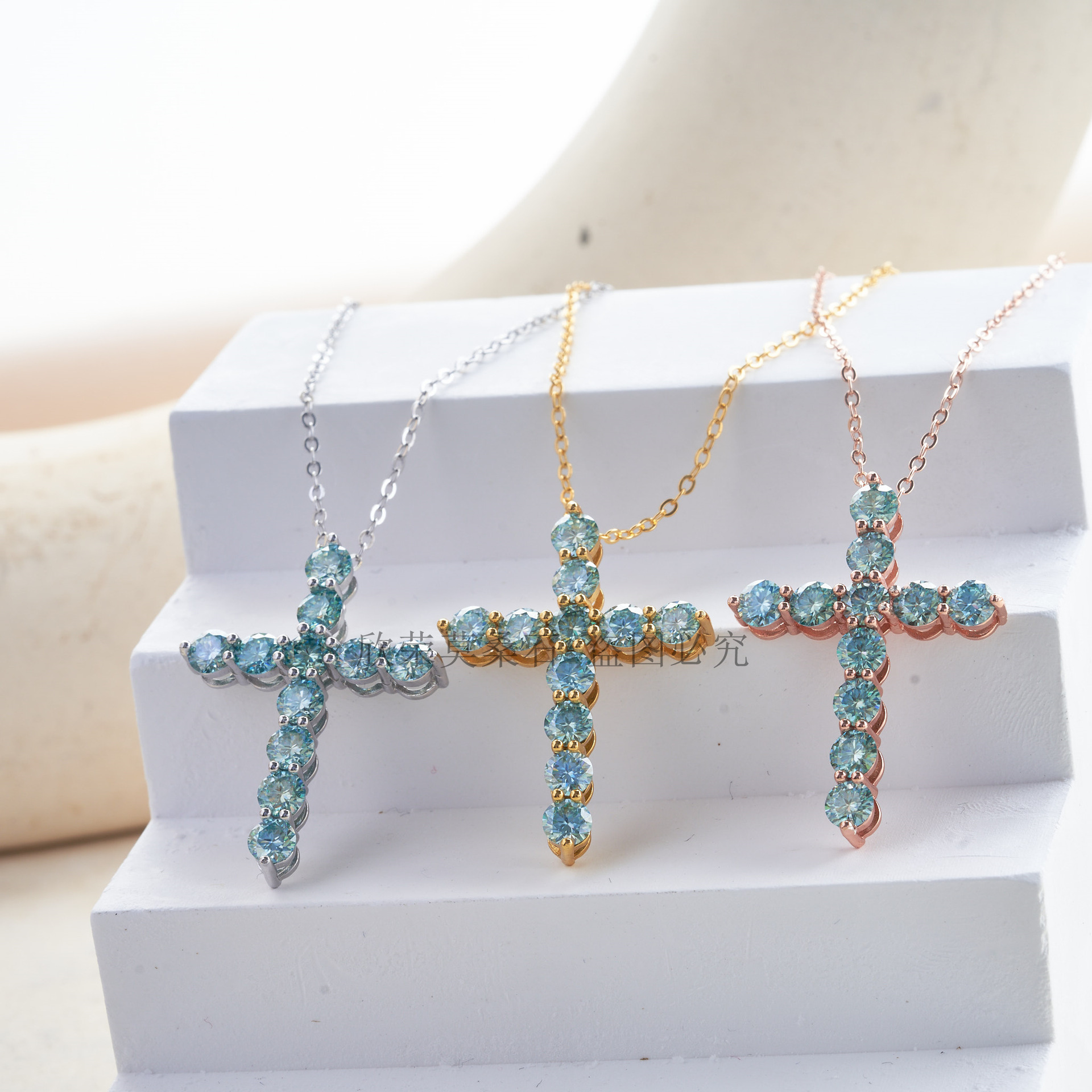 3mm - 4mm collar de cruz de color azul de piedra de mozanita de plata esterlina de lujo ligero collar clavícula colgante de cruz