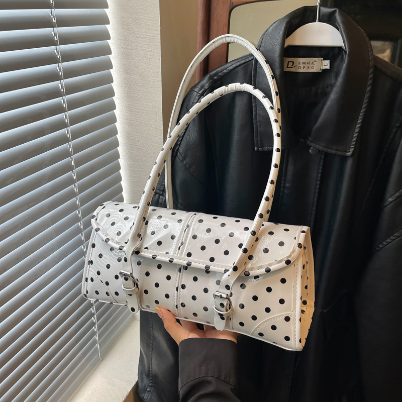 Large-Capacity Trendy Color-Blocking Shoulder Bag 2026 Summer Niche Design New Fashion Commuter Handbag Large-Capacity Trendy Color-Blocking Shoulder Bag 2026 Summer Niche Design New Fashion Commuter Handbag