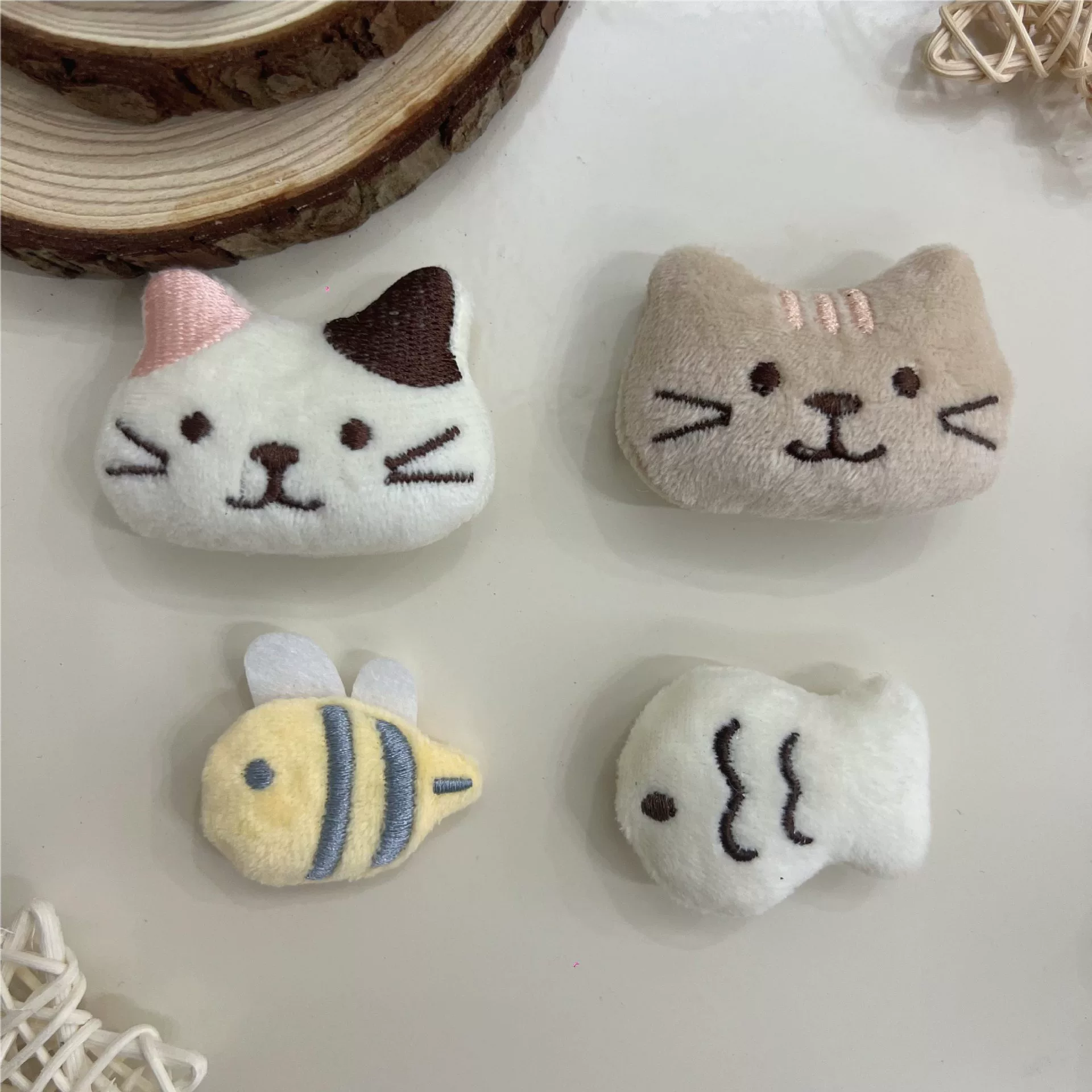 Мультяшный плюшевый котенок, милая брошь в виде рыбы и пчелы, заколка для волос, детские аксессуары в японском стиле, сумки для одежды, универсальные