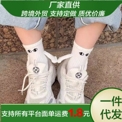【現物秒発】磁気吸引ファッションカップルは手をつないで汗を吸う靴下の白黒の中筒の靴下の親友の学生のストッキングを吸います。