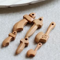 Manufacturer supplies 2-3cm peach wood sword children's pendant baby peach wood knife baby peach wood carving ax wholesale