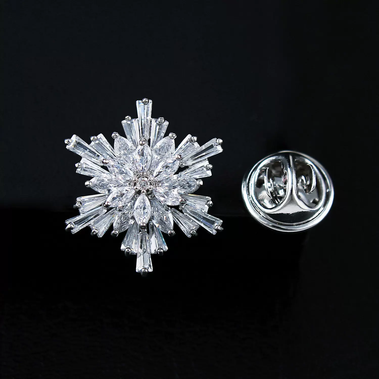 时尚雪花锆石胸针女高级感西服胸花领针小众高端防走光扣子配饰品