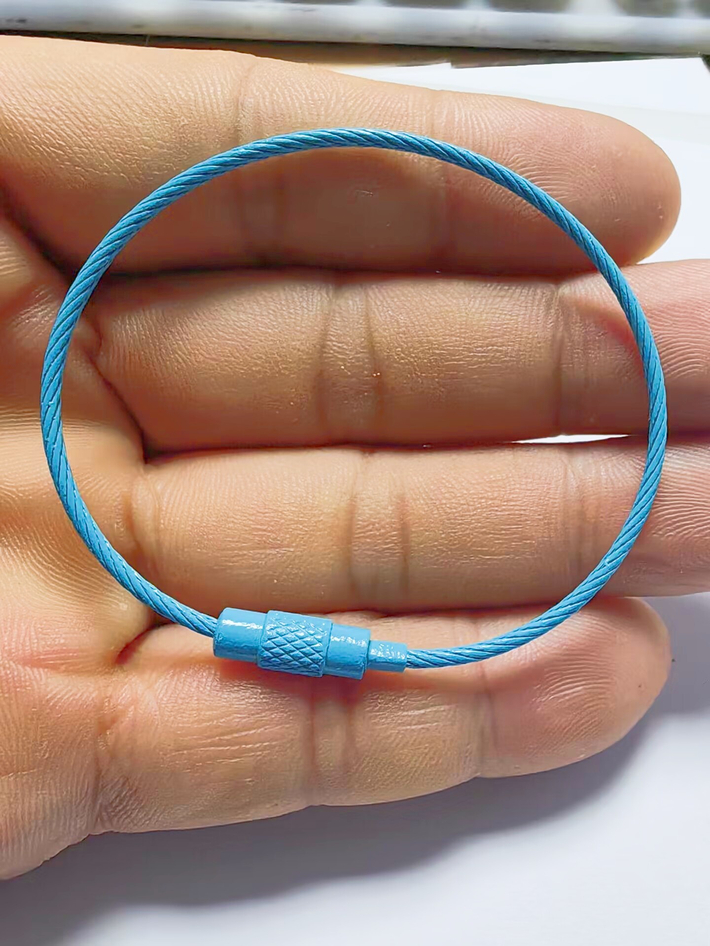 Fabricante Wholesale   Anillo de alambre de acero inoxidable de varios colores   Cordón Keychain    1.5 * 15 cm