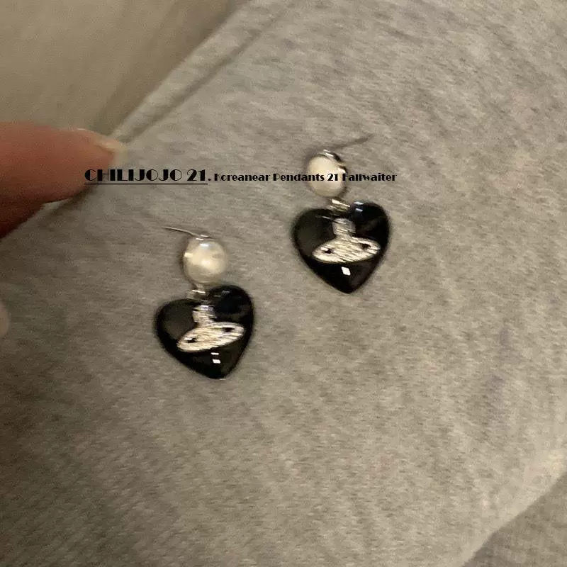 西太后黑色桃心镶钻土星珍珠耳钉女网红朋克经典气质小众设计