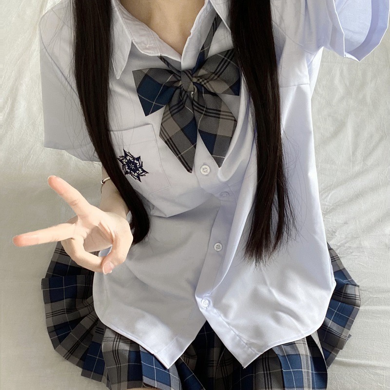 Синяя рубашка с короткими рукавами и вышивкой.