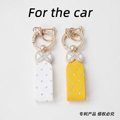 韓系はダイヤモンドの蝶結びのキーホルダーを入れています。