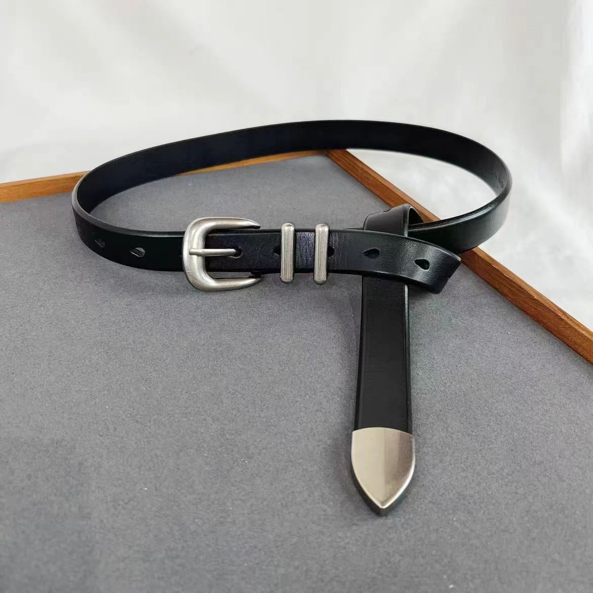 Men's belt made from top-layer pure cowhide with simple silver buckle, premium genuine leather belt, fashionable and stylish unisex waist belt.