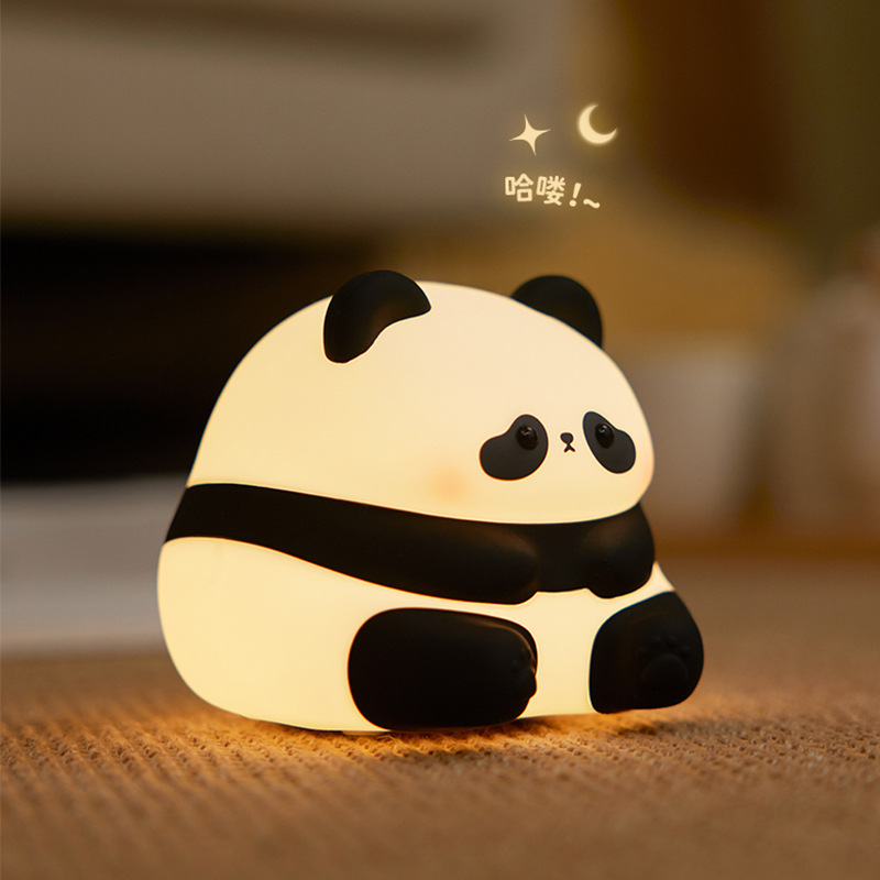 팬더 Huahua는 야간 조명을 두드린다