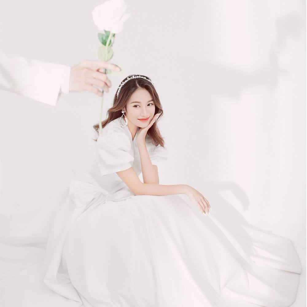 (2개) 사진 스튜디오 새틴 테마 웨딩 원피스 새로운 스타일 우아한 커플 원피스 간단한 판타지 모리 스타일 긴 소매 거즈 헵번 슬리밍