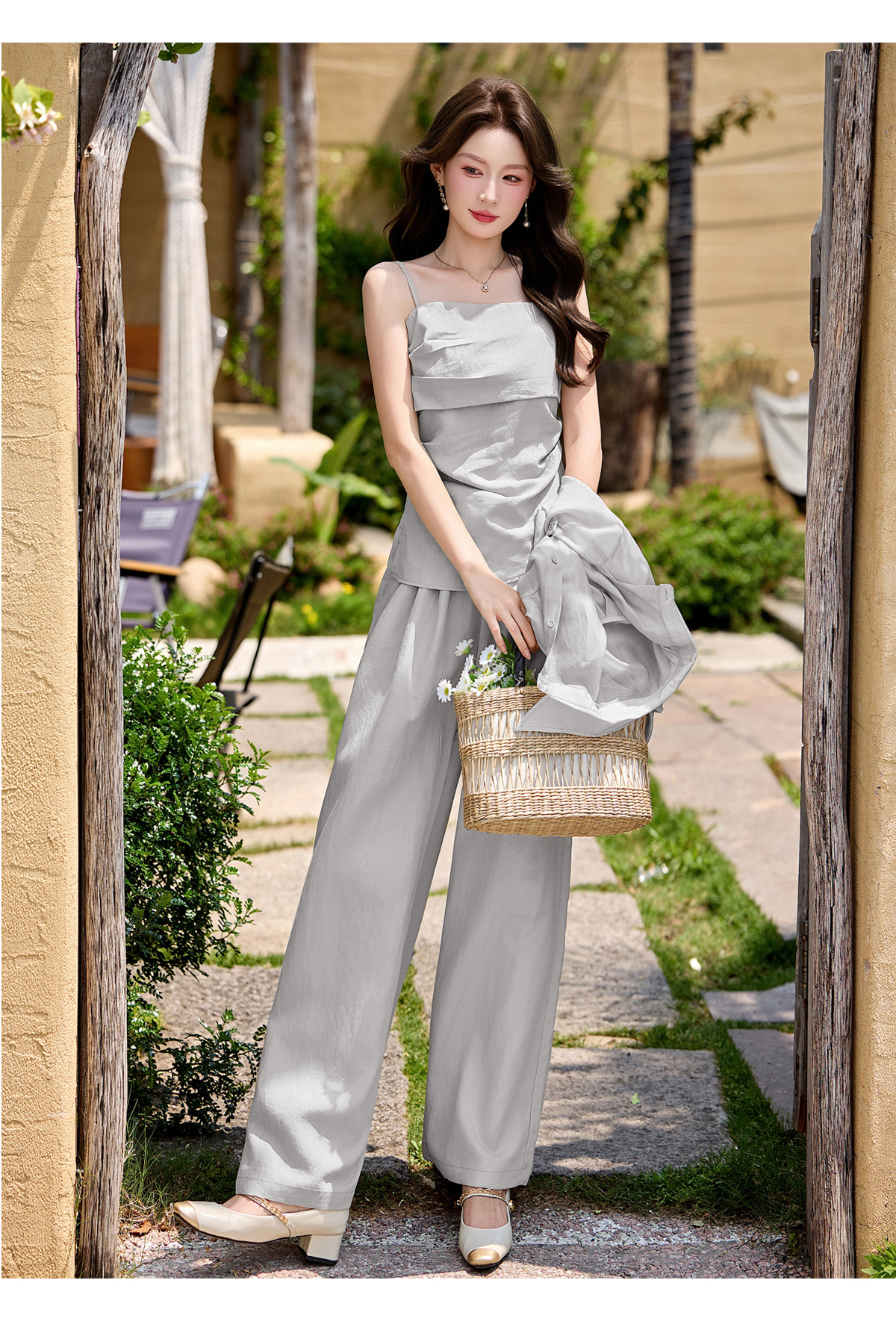 Bộ ba mặc nhà nữ phối áo sơ mi chống nắng, áo hai dây và quần ống suông — màu trắng, màu xám, màu kaki chi tiết 22