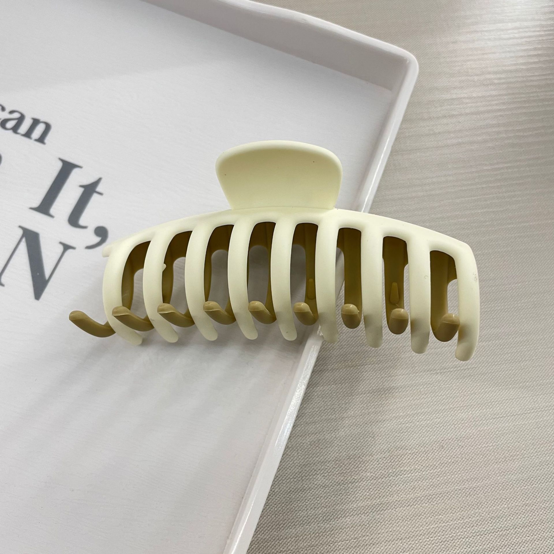 Oufeile superficie de dos colores AB textura esmerilada agarre cuchara trasera femenina alta Cola de Caballo tiburón clip accesorios para el cabello horquilla al por mayor