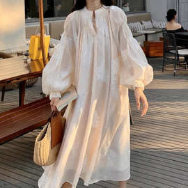 法式感刺绣慵懒浪漫复古宽松灯笼袖连衣裙子大裙摆长裙配腰带