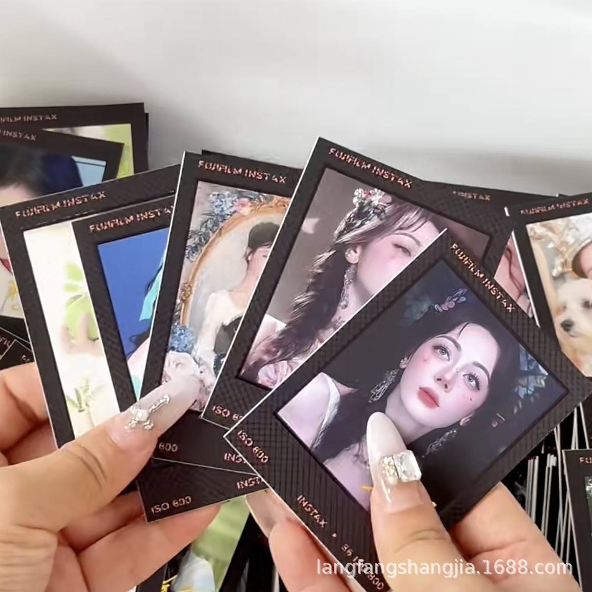 Customized celebrity vinyl photo cards with gold autographs, tear-off small cards, image processing for concert support, polaroid printing of celebrity cards