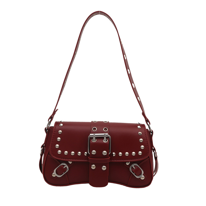 Nicho de diseño de cinturón de hebilla caliente 2025 nuevo tipo de bolso de brazo de viaje bolso de hombro de remaches personales