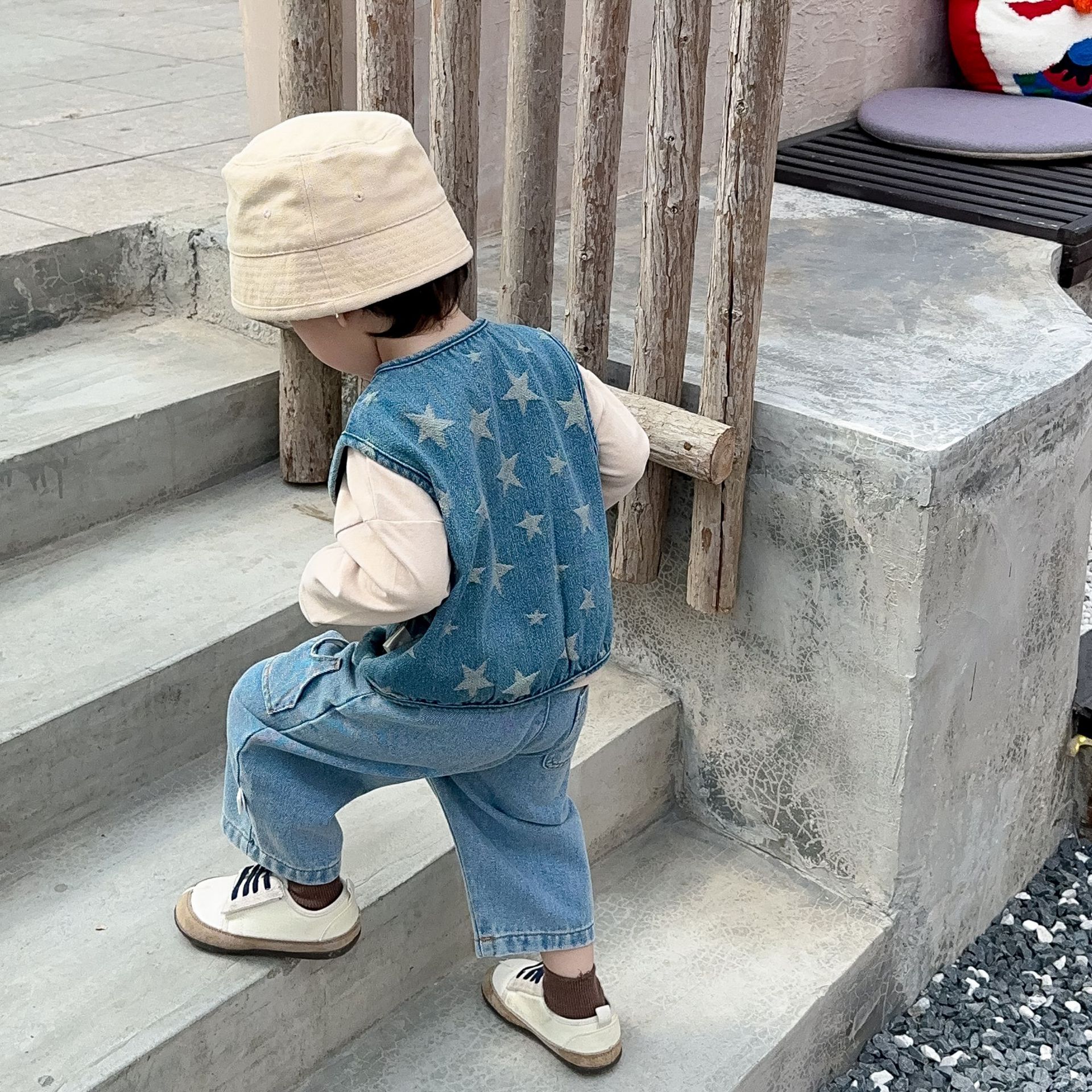2024 primavera estilo coreano niños y niñas bebé versátil suelta estrella de cinco puntas Chaleco de mezclilla abrigo angustiado retro para niños