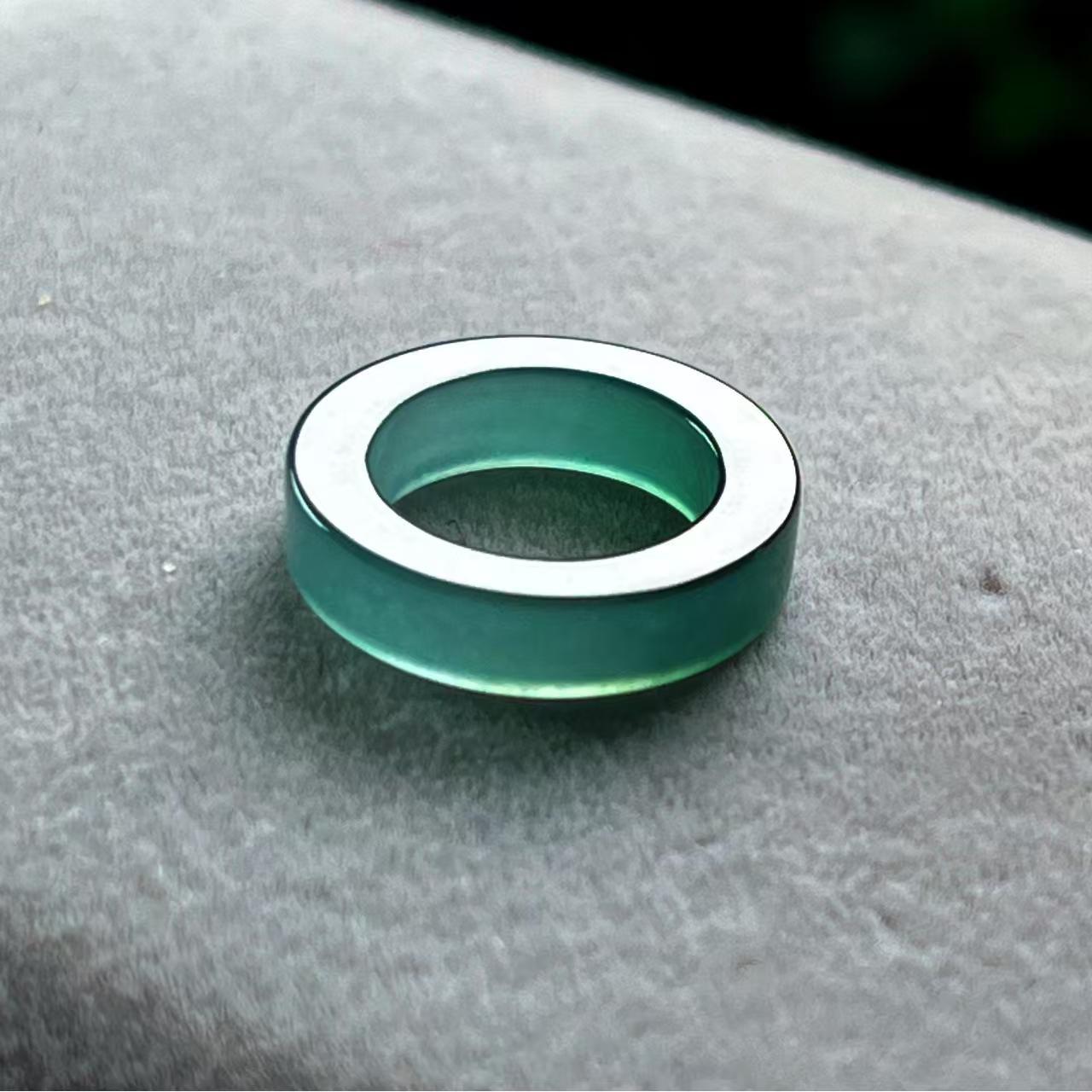 고품질 높은 아이스 블루 그린 러닝 링 도매 A 상품 천연 옥 러닝 링 광장 행인 옥 전송 비즈