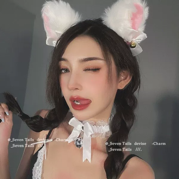 White headband, choker